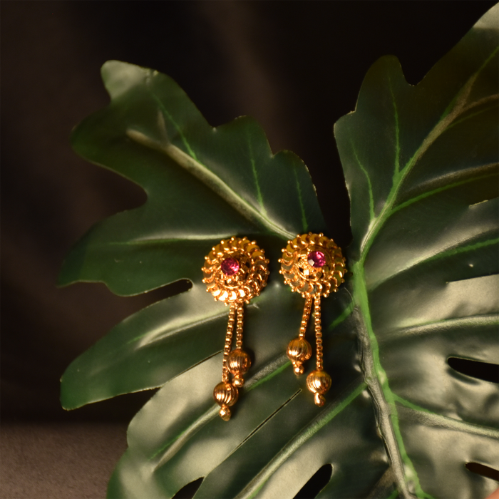 Gold-Plated Dangle Earrings: Effortless Sophistication