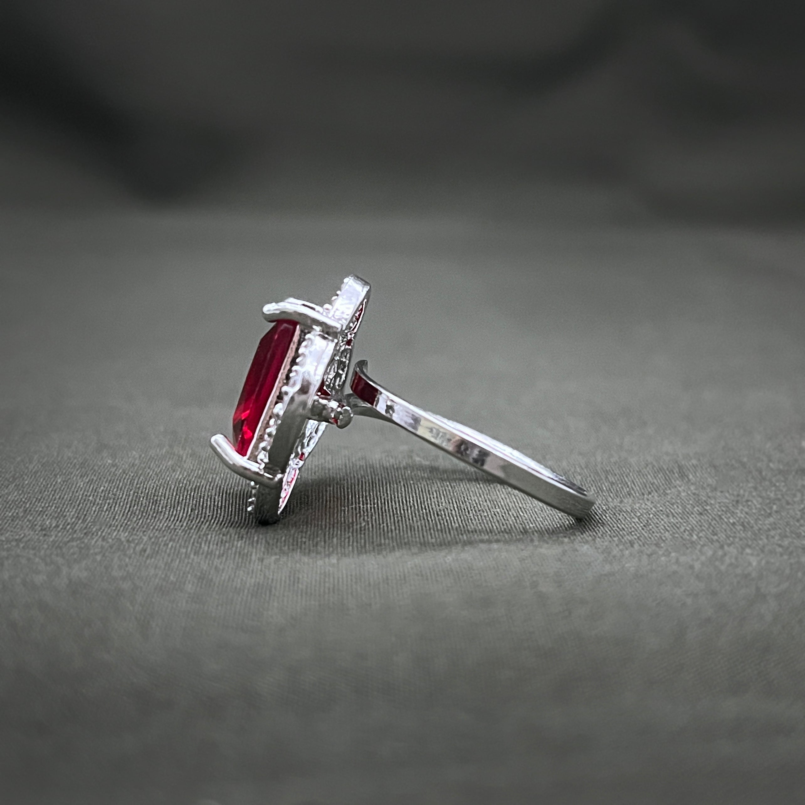 フラダンス Ruby Ring Platinum plated adjustable adjustable ring with ruby red